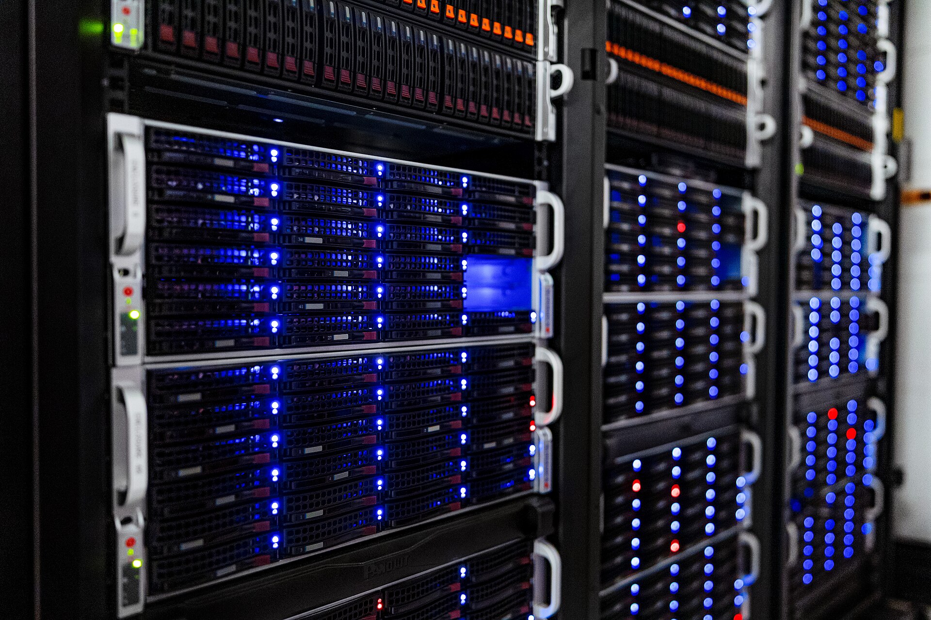 File:NOIRLab HQ Server Racks (6V6A0404-CC).jpg