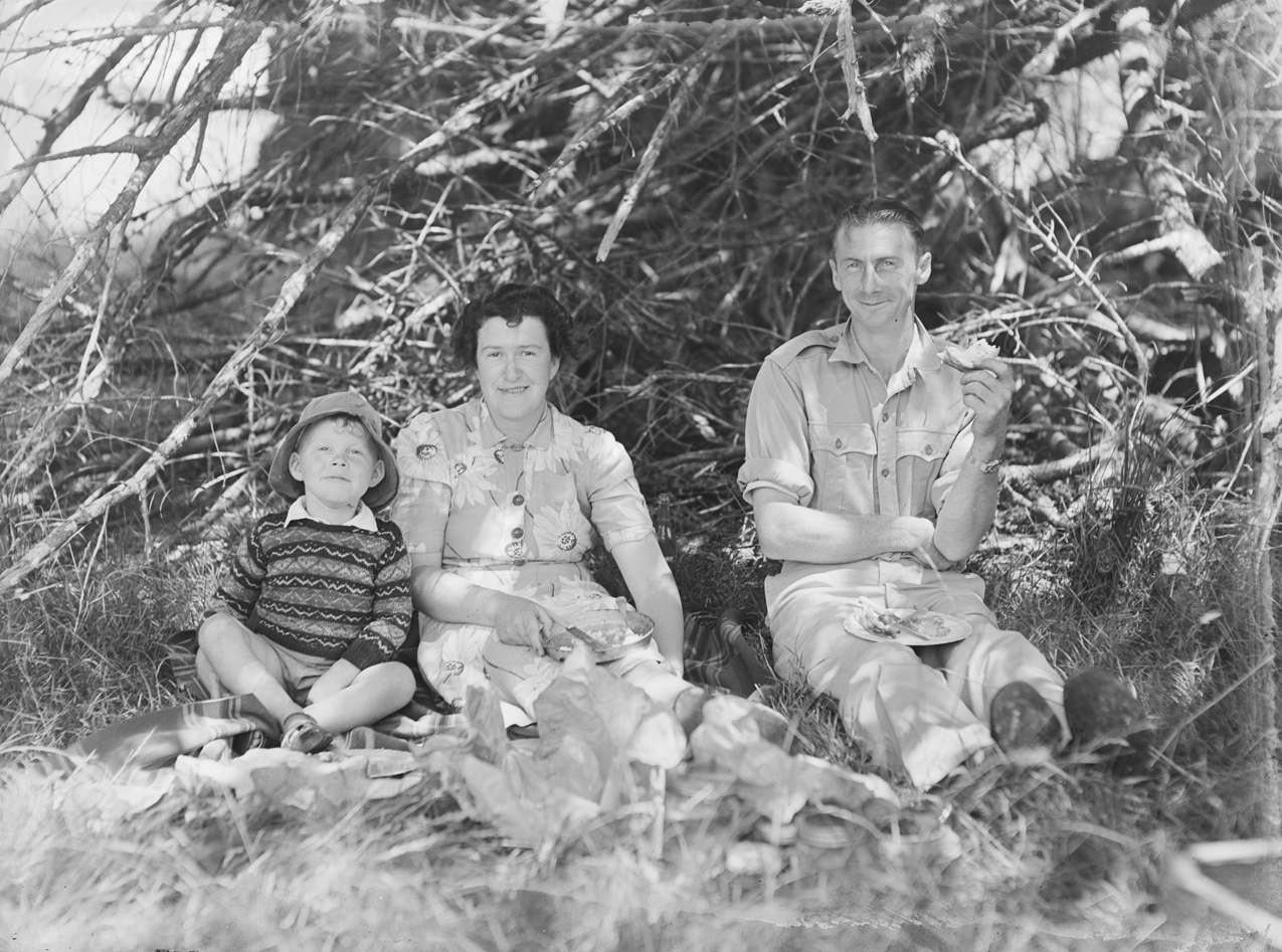 File:Family picnic on the grass (AM 88090-1).jpg