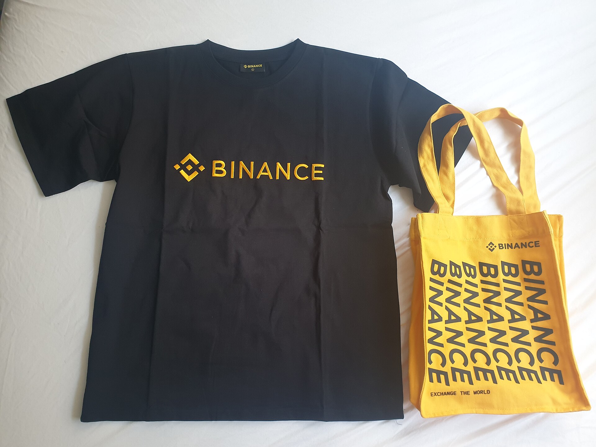 File:Binance t-shirt and bag - 2022-07-09.jpg