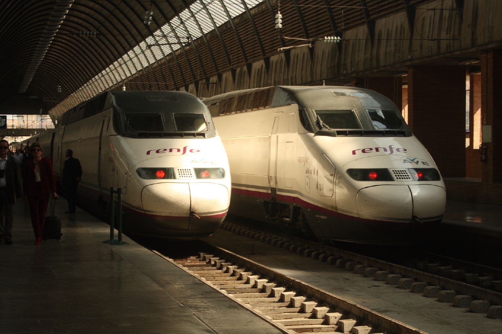 File:100 Renfe AVE - Sevilla Santa Justa - Matthew Black.jpg