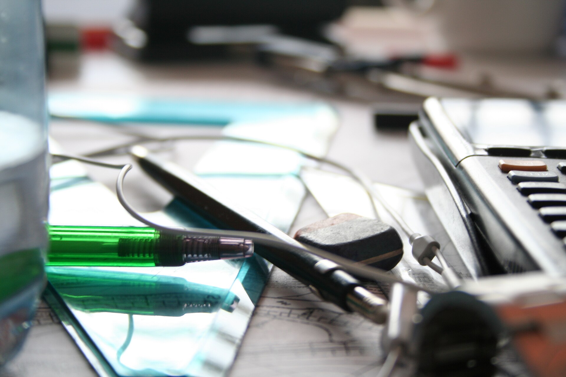 File:Items on a Wikipedian's office desk - 20060403.jpg