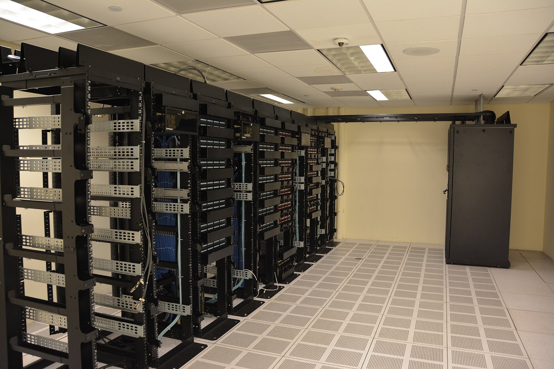File:Datacenter Server Racks (22370909788).jpg