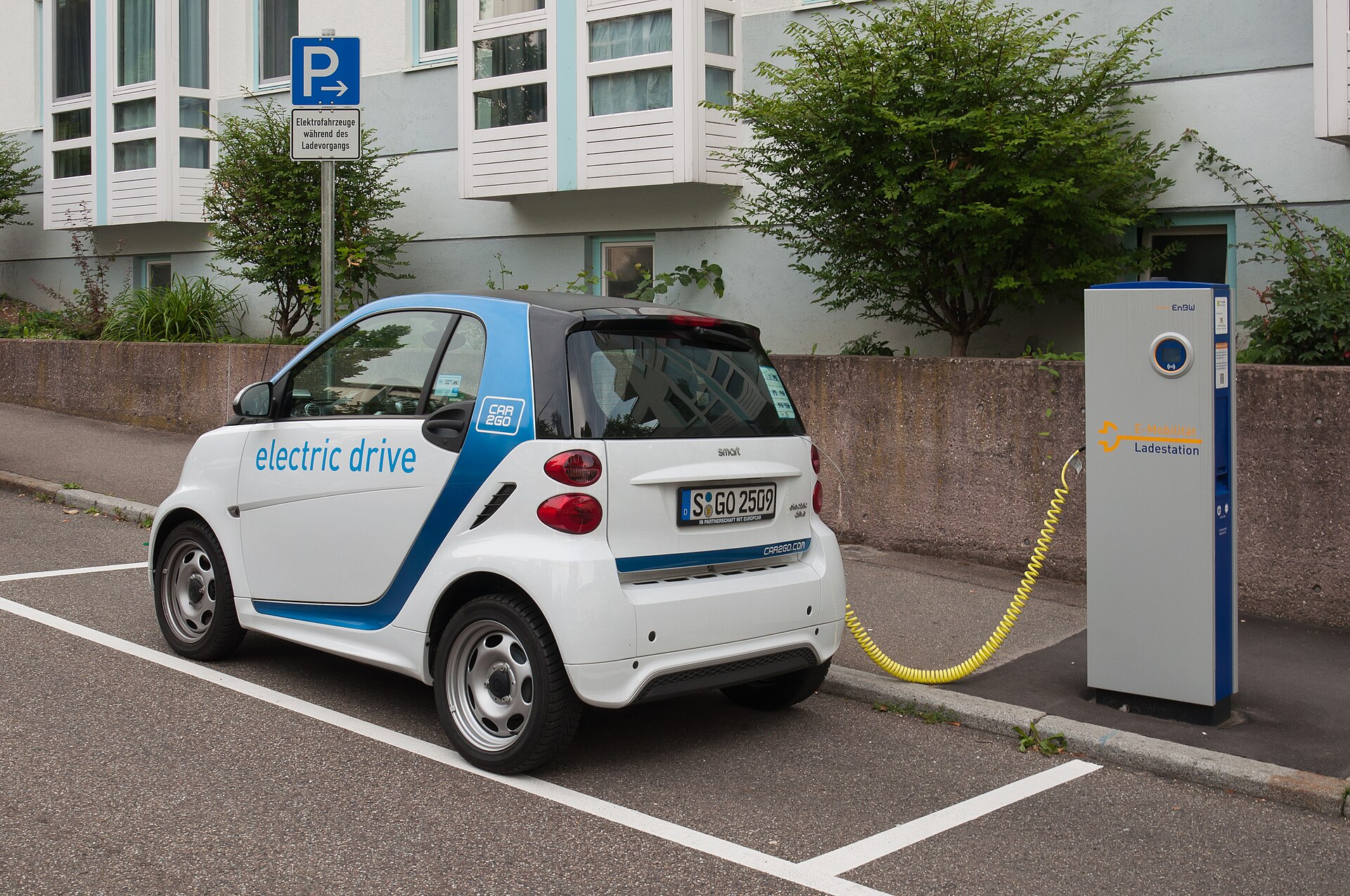 File:Car2Go Charging Station Stuttgart 2013 01.jpg