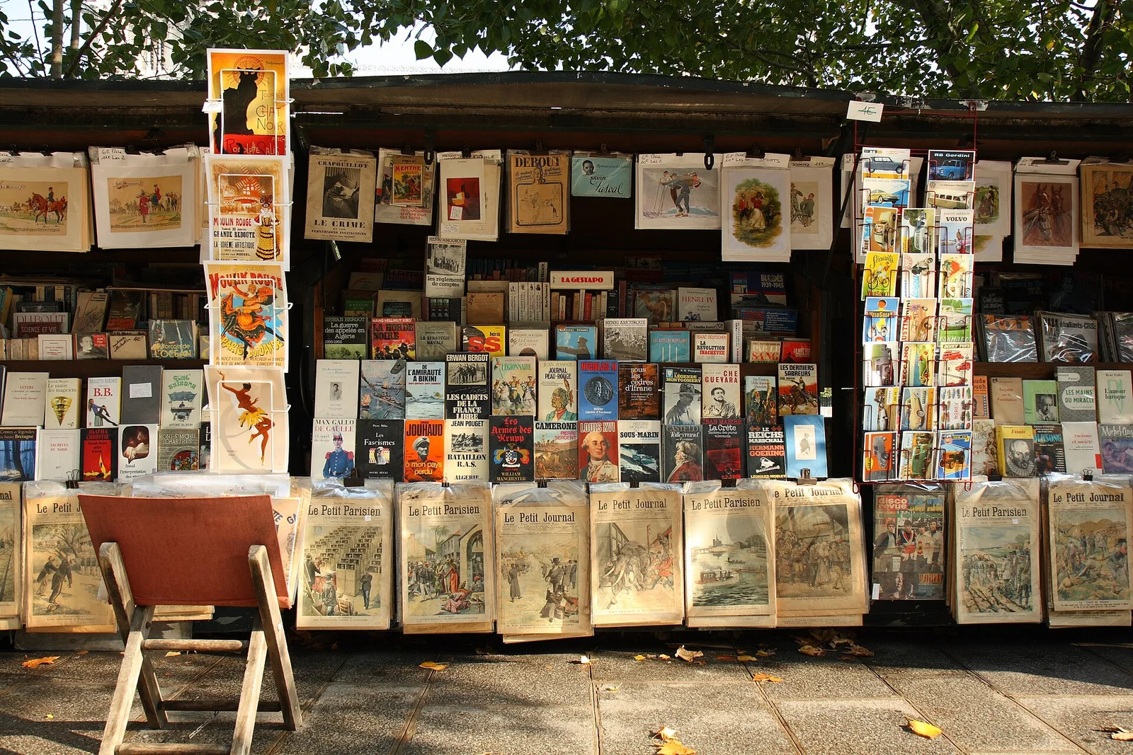 Related file image: Paris 75005 Quai de Montebello Bouquinistes 20071014