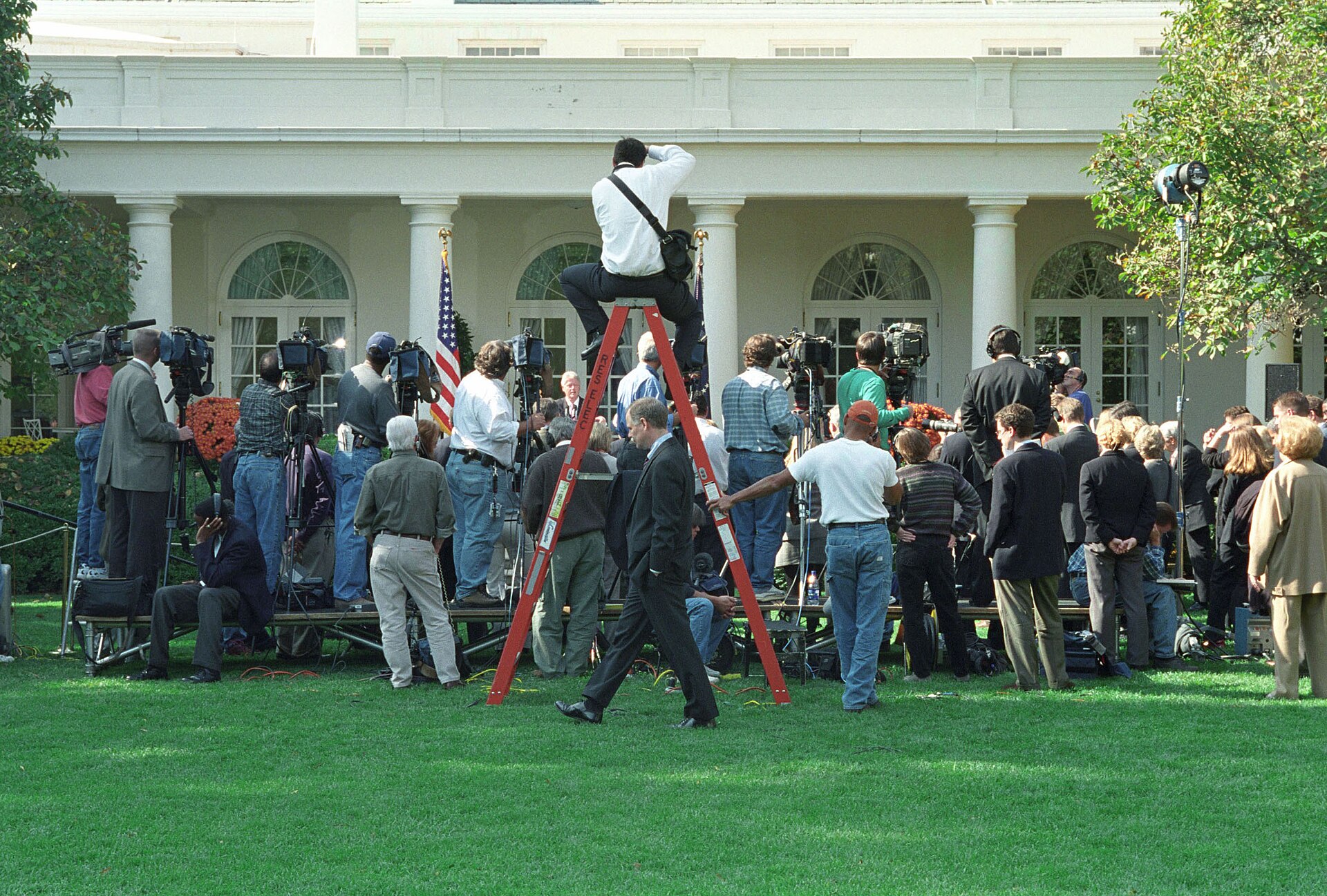 File:Photograph of President William Jefferson Clinton Delivering a Statement on the Budget in the Rose Garden at the White House - DPLA - 7889ae42ef364cde04fd6205845f05f8.jpg
