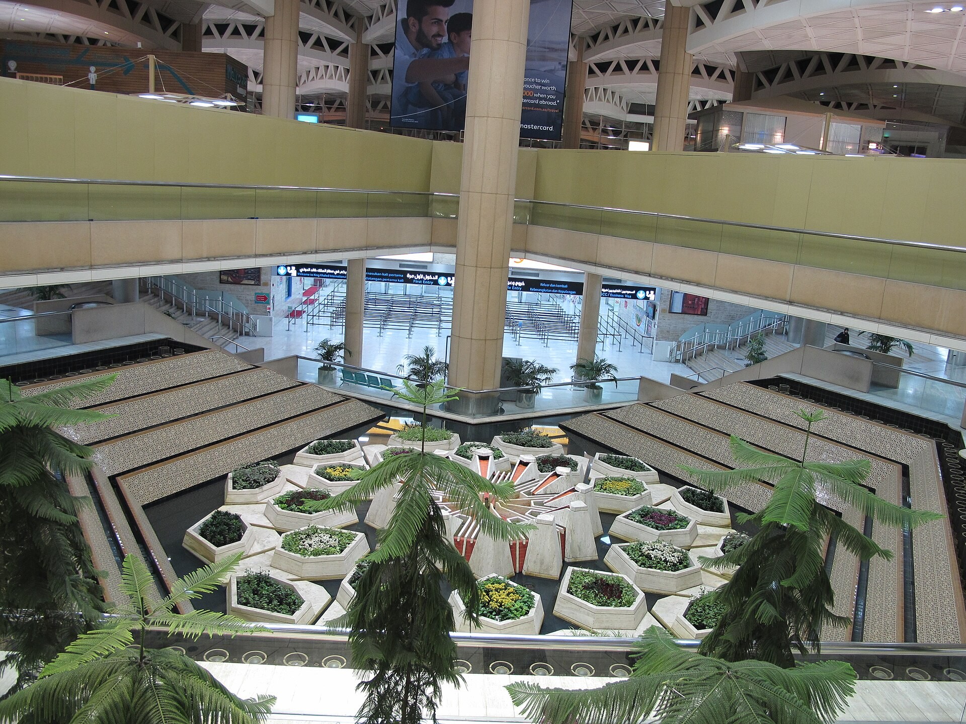 File:Flughafen Riyadh, Innenaufnahmen 03.jpg
