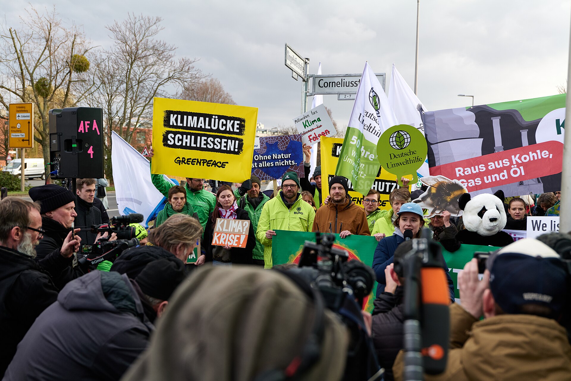 File:FridaysForFuture protest at CDU SPD coalition negotiations Berlin 2025-03-13 04.jpg