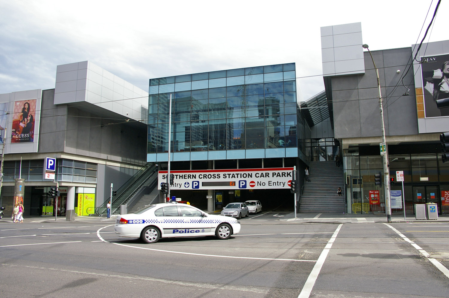 File:Victorian Police Car.jpg