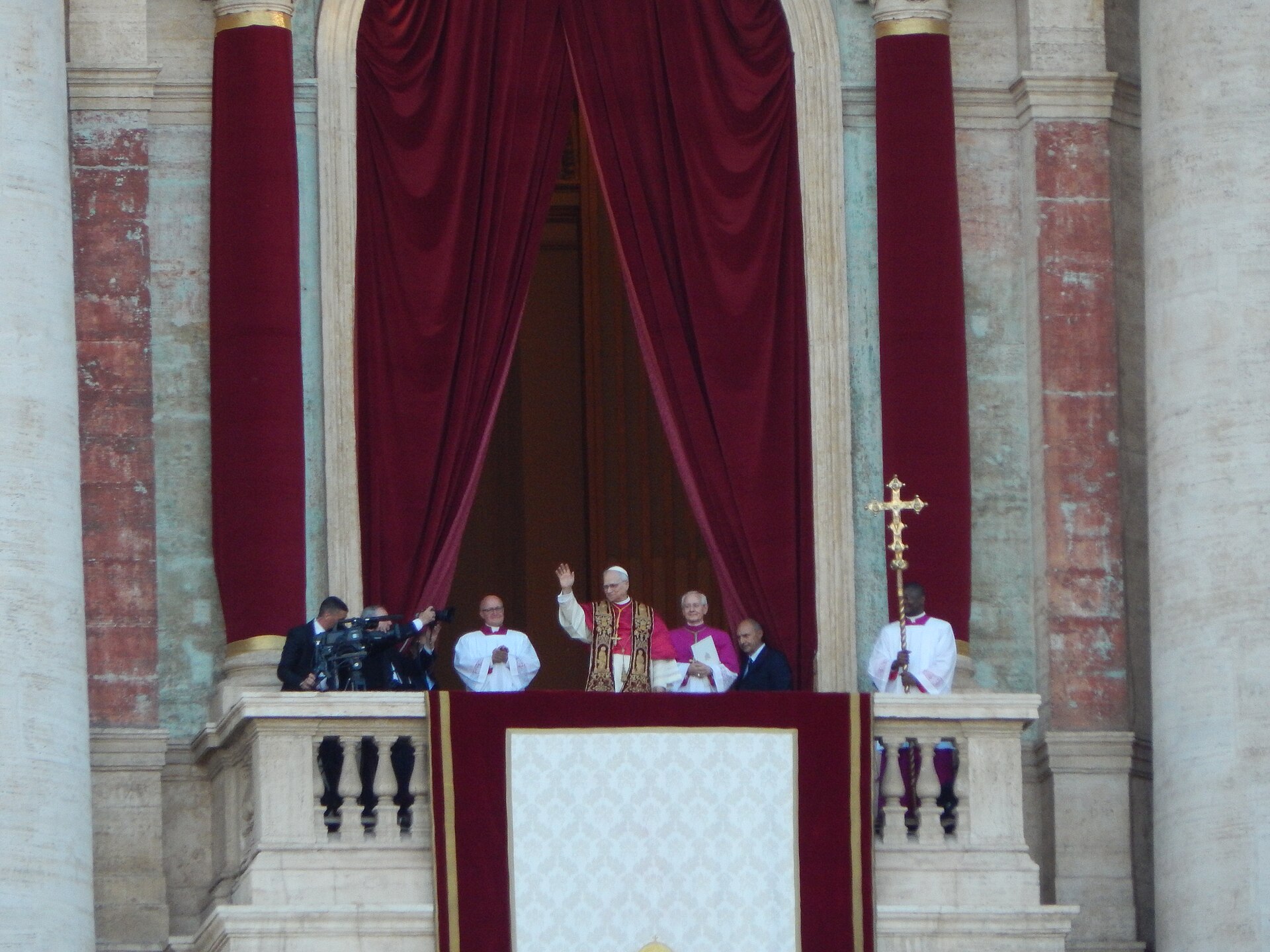 File:Pope Leo XIV Waving.jpg