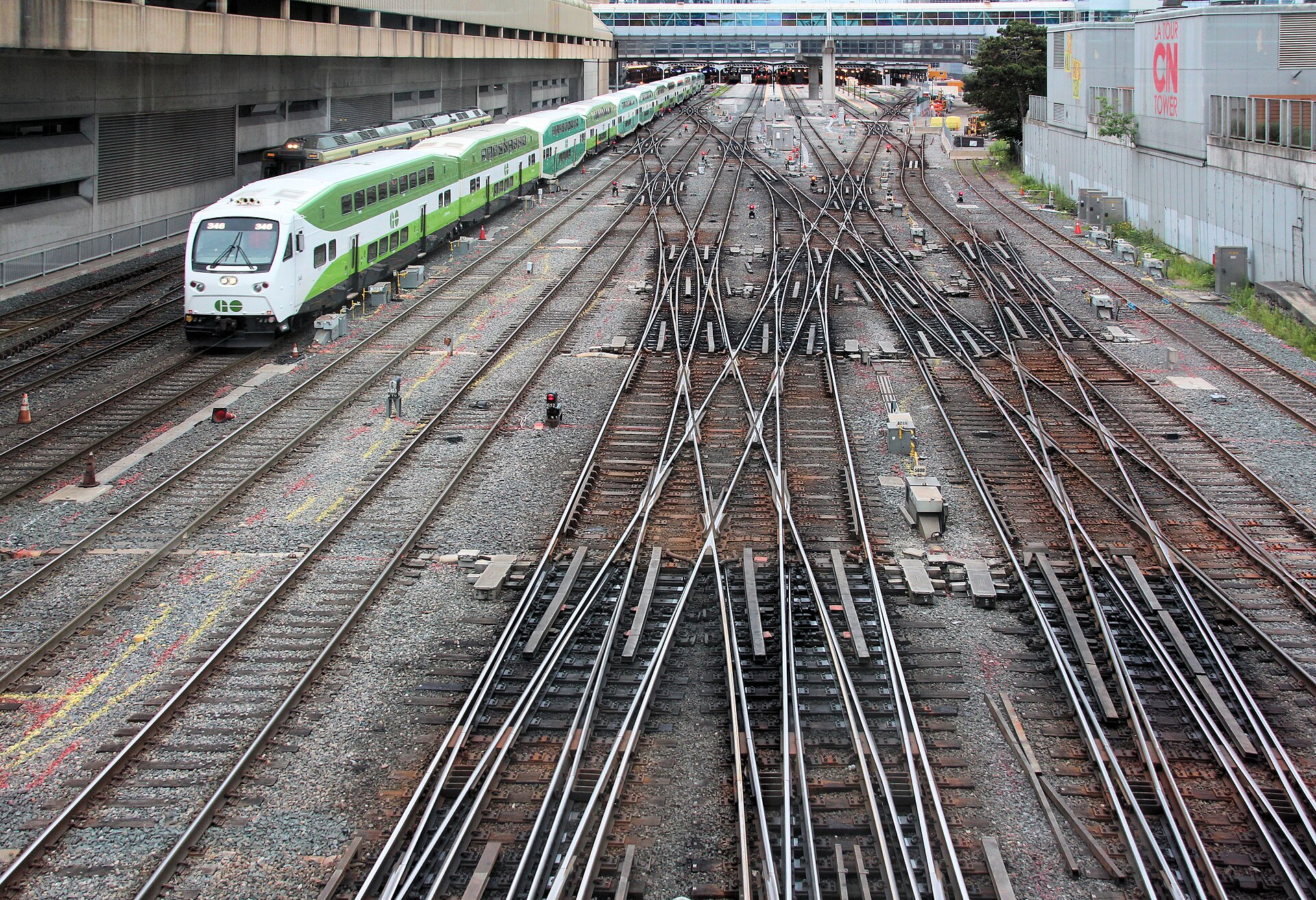 File:Commuter GO Train departing Toronto Union Station 0116.jpg