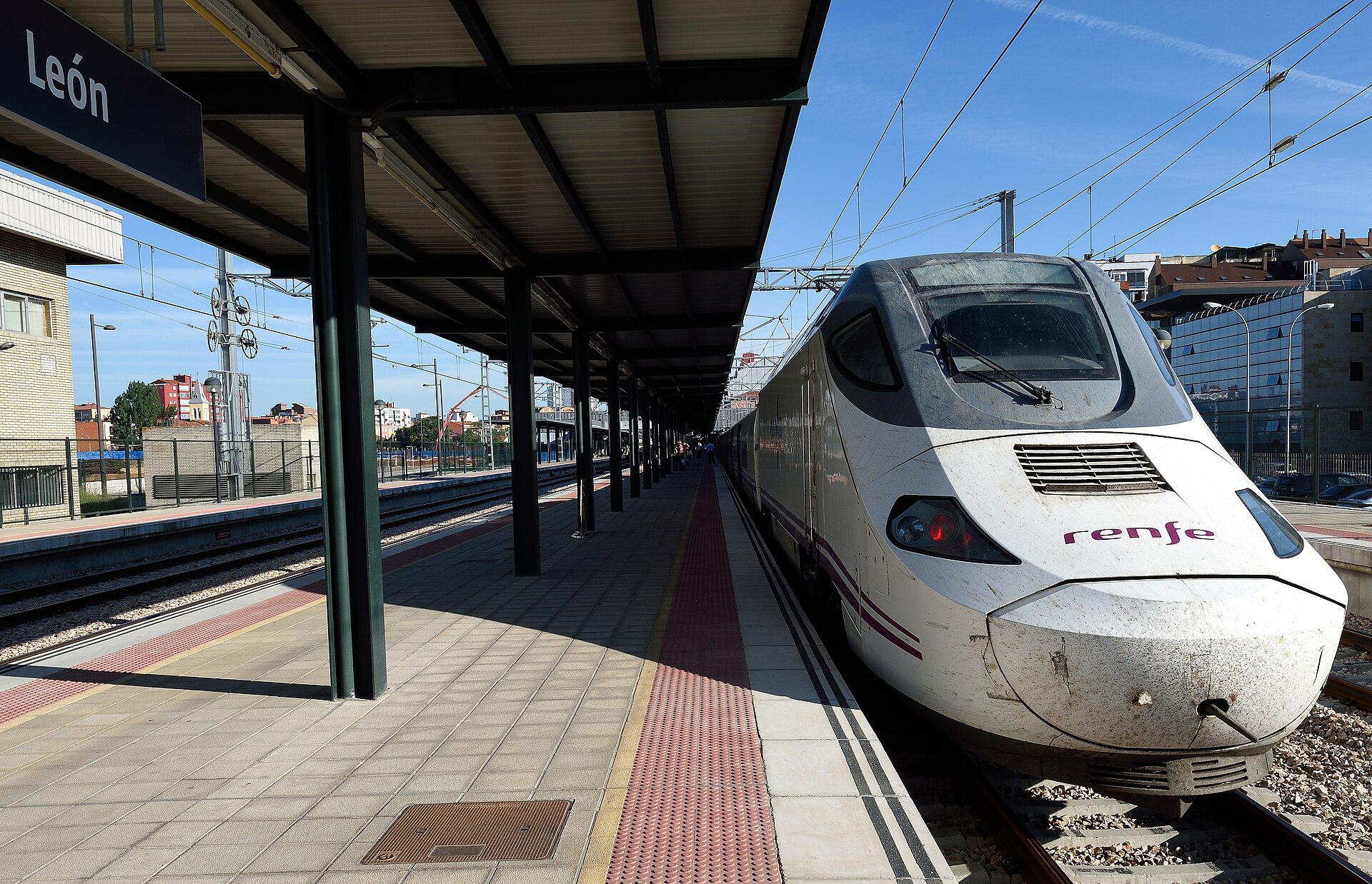 File:Renfe Alvia train in León, Spain - Flickr - transitpeople.jpg